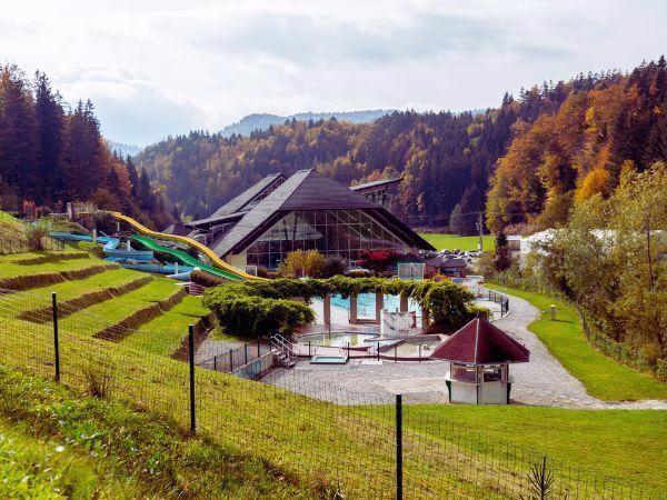 Terme Snovik med zelenimi in jesensko obarvanimi gozdovi